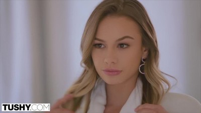 Босс интенсивно занимается анальным сексом с красивой секретаршей.