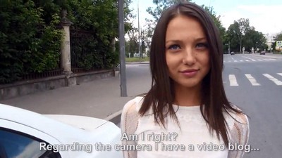 Молодая девушка из Ростова испытывает горячие ощущения в салоне машины.